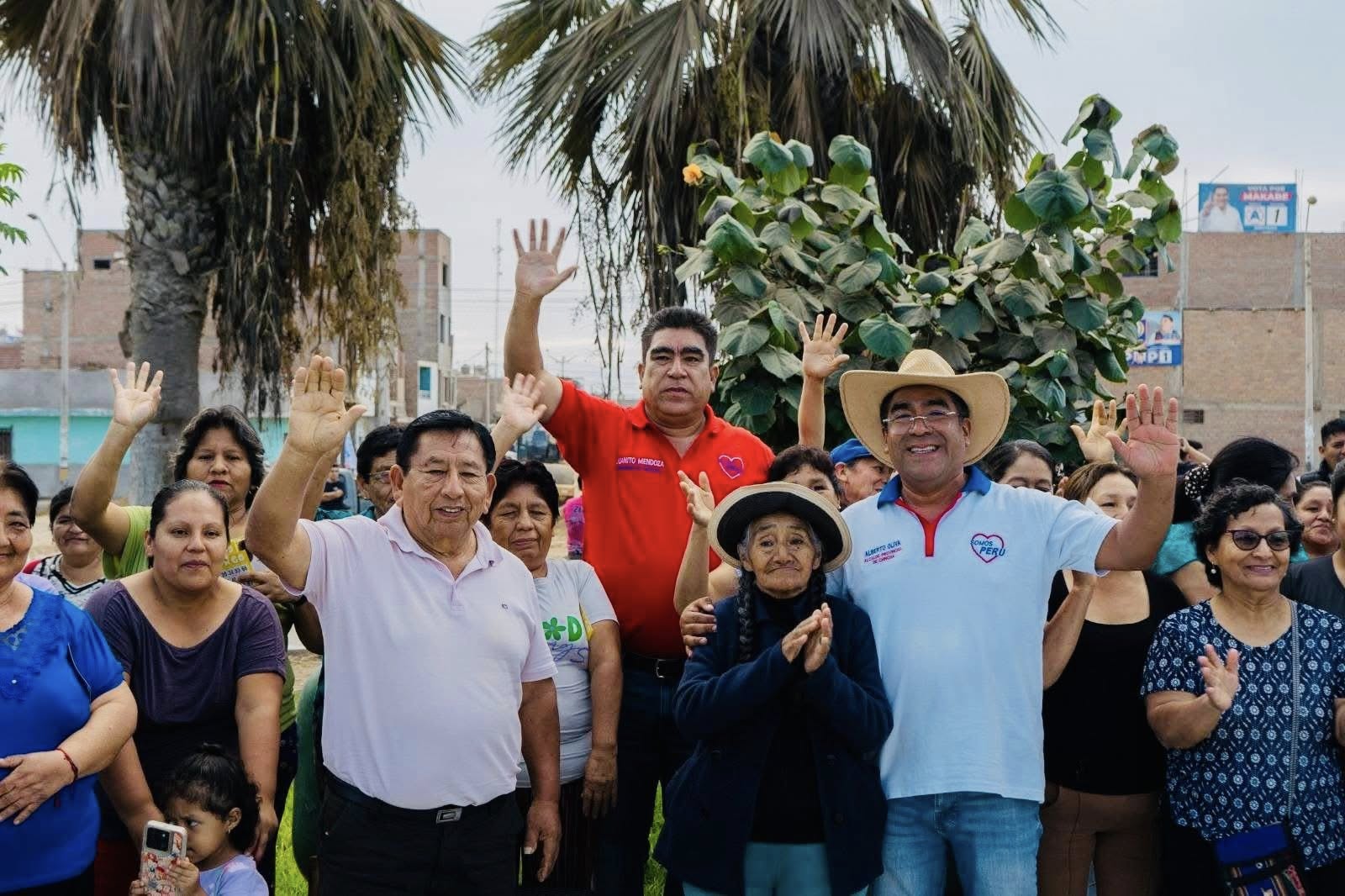 Alberto Oliva saludando a vecinos en plaza de Chincha
