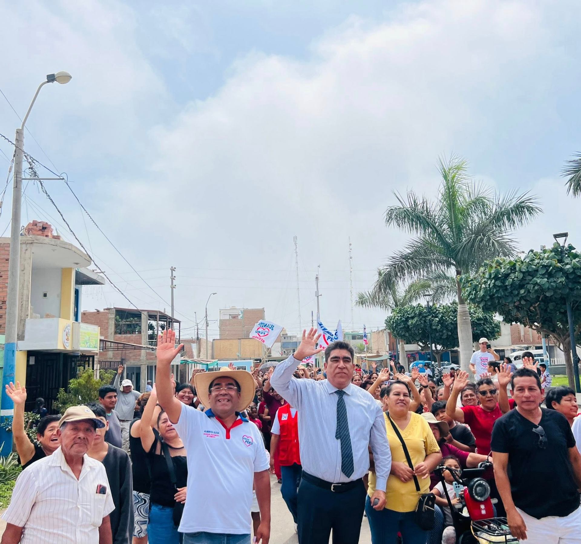 Alberto Oliva saludando a los vecinos durante recorrido