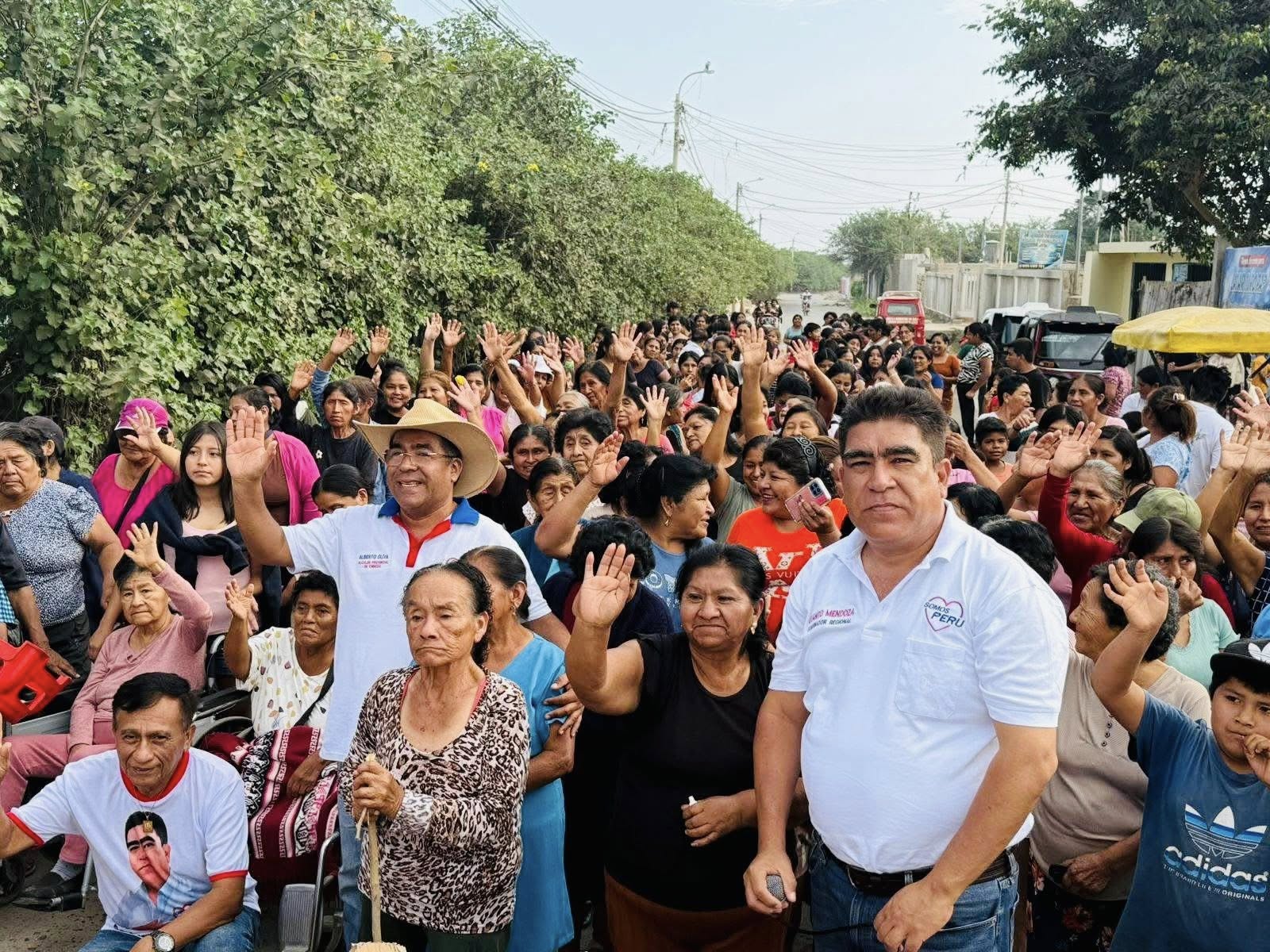 Multitud levantando la mano en respaldo a Alberto Oliva