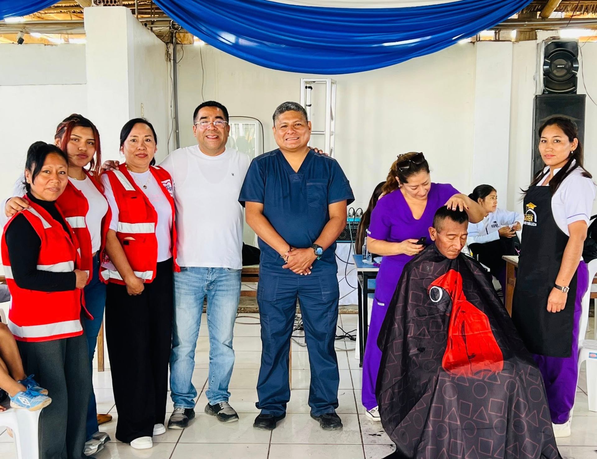 Cortes de cabello gratuitos para vecinos de Chincha