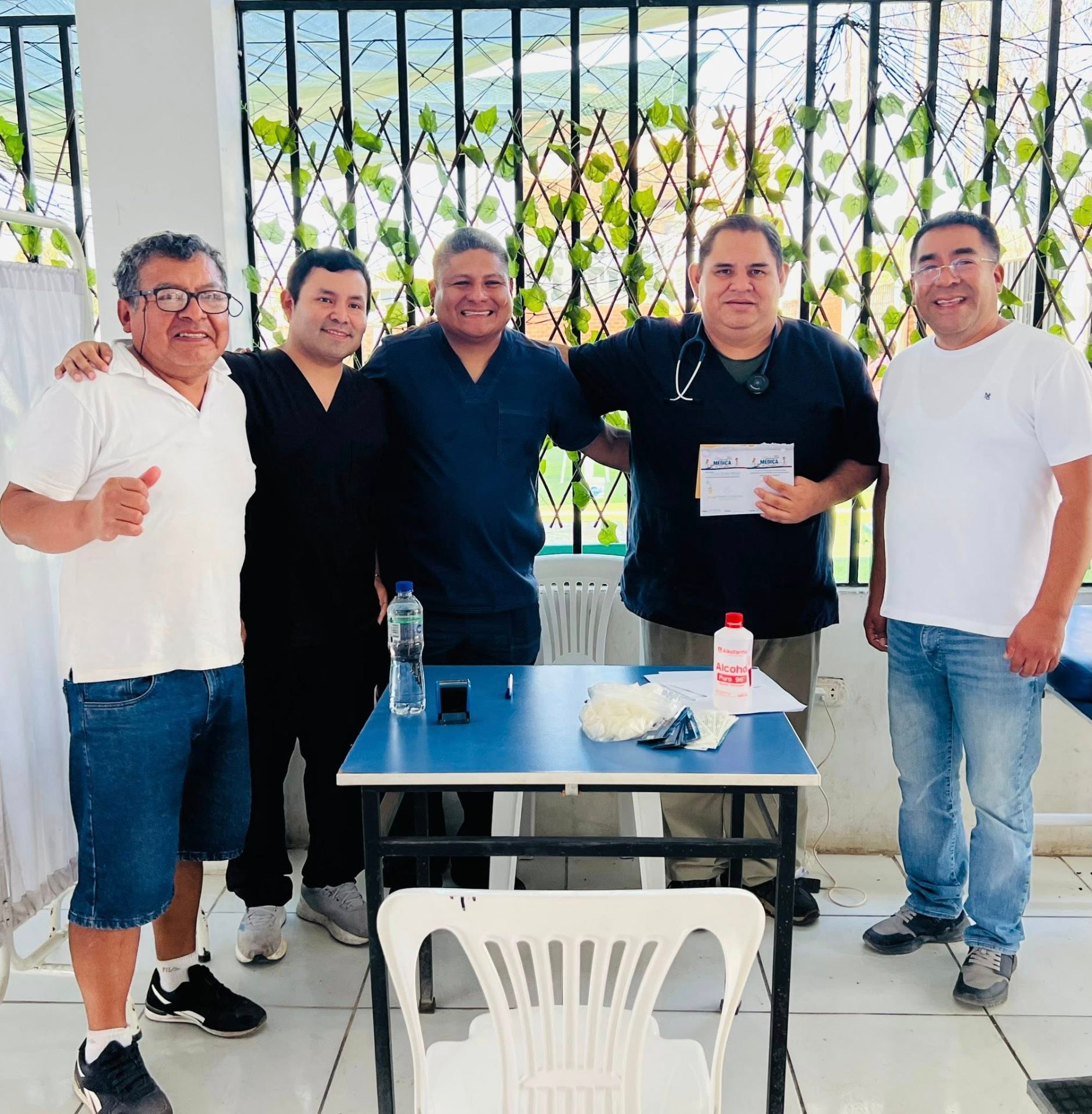 Equipo médico en campaña de salud gratuita