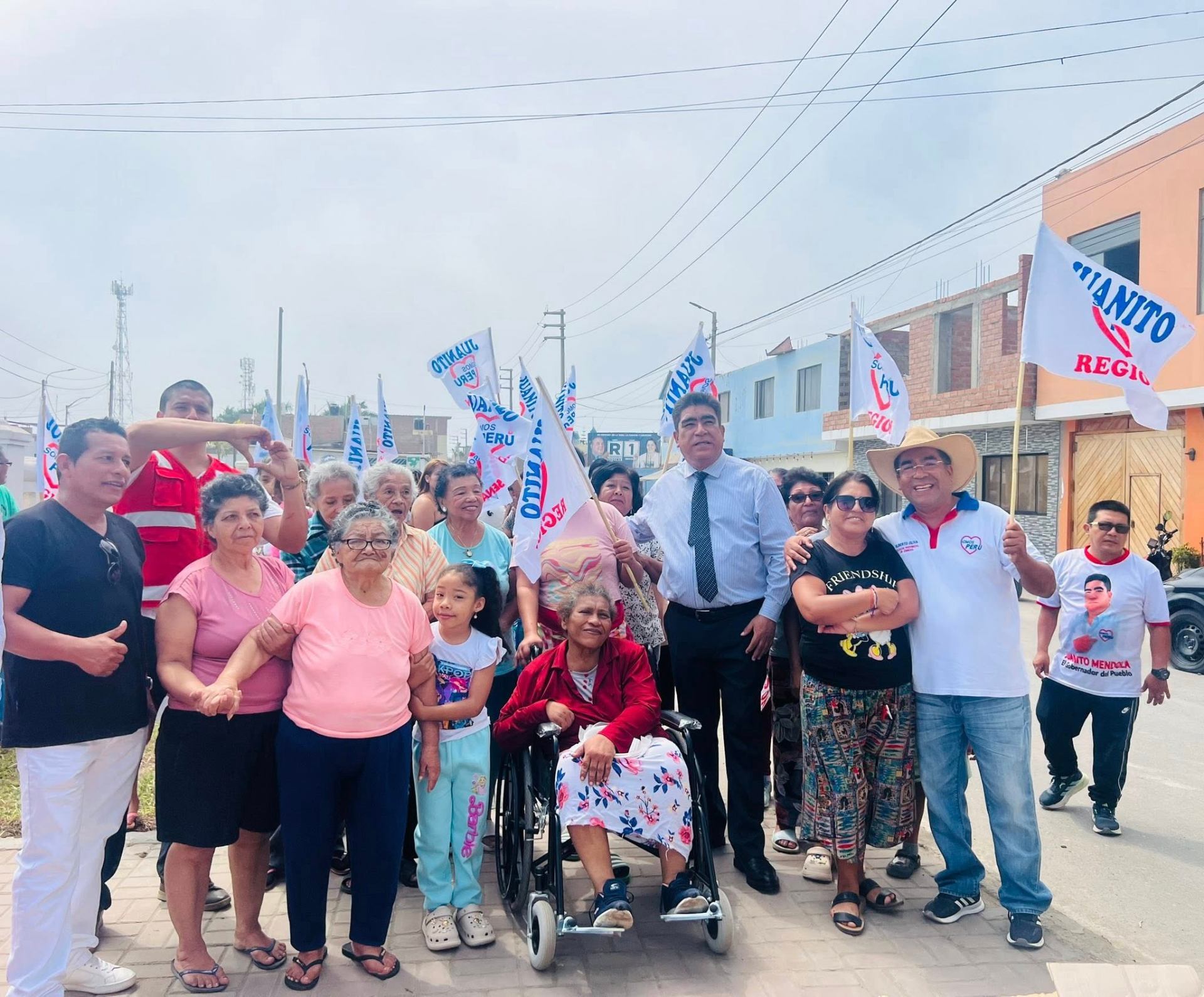 Banderas de Somos Perú junto a adultos mayores