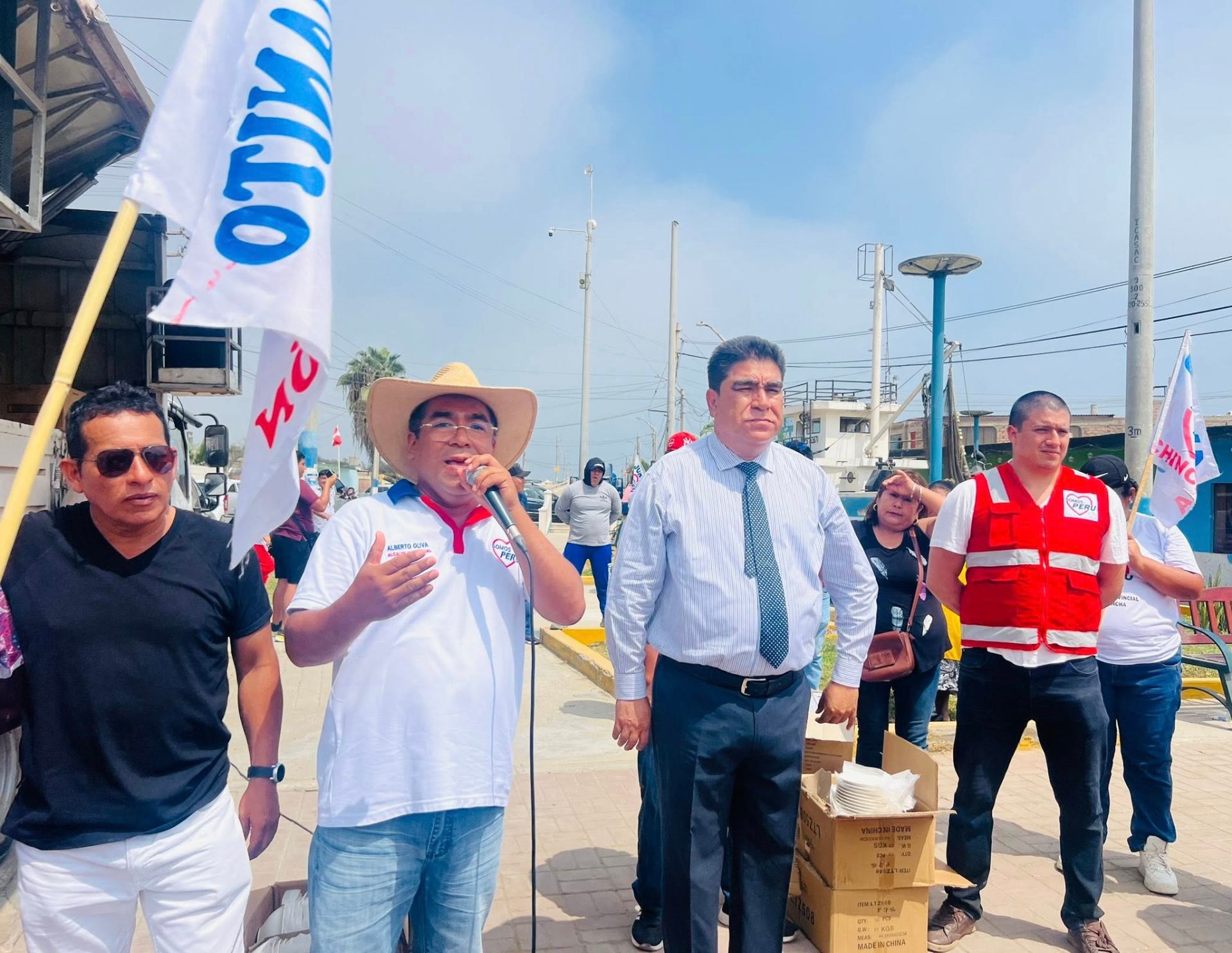 Alberto Oliva con micrófono dirigiéndose a los vecinos del puerto